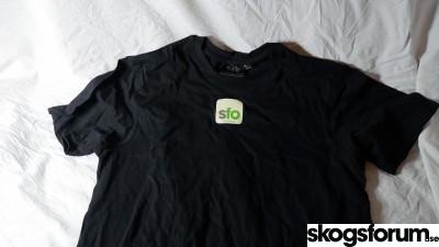 1453037796_svart-tshirt-tryck-skogsforum.jpg