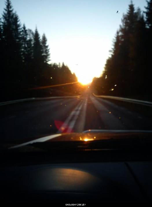 på väg rakt in i solen